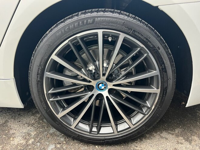 BMW 530e-12