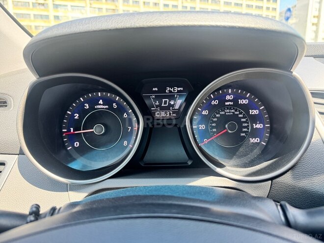 Hyundai Elantra-13