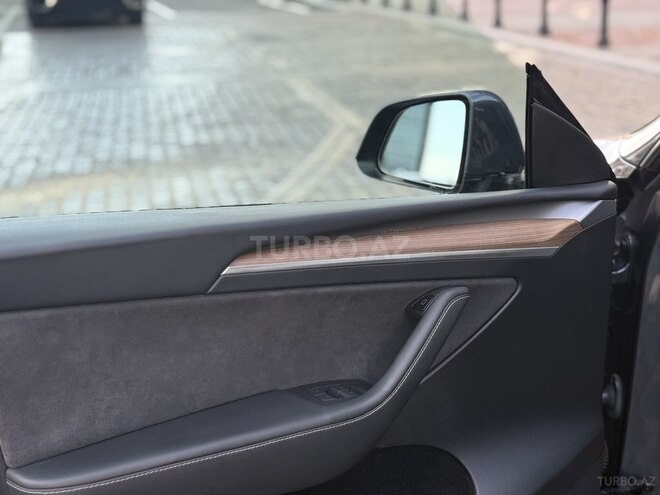 Tesla Model Y-15