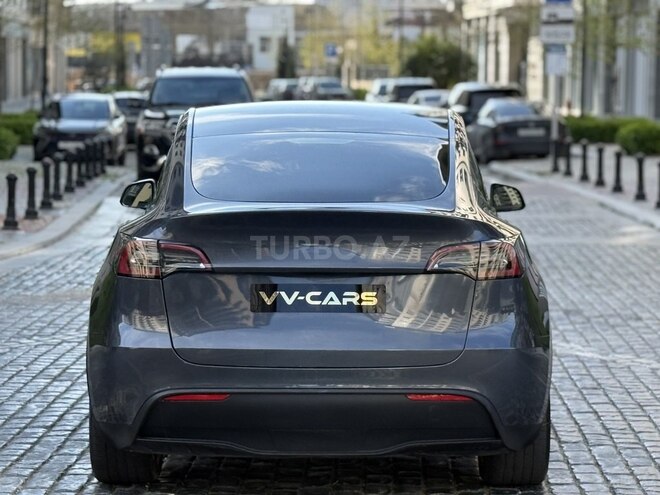 Tesla Model Y-8