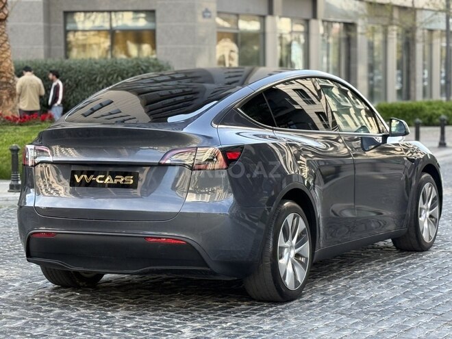 Tesla Model Y-4