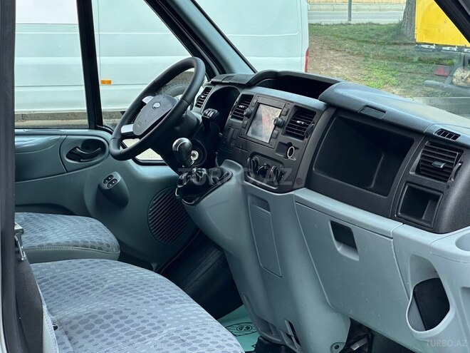 Ford Transit-10