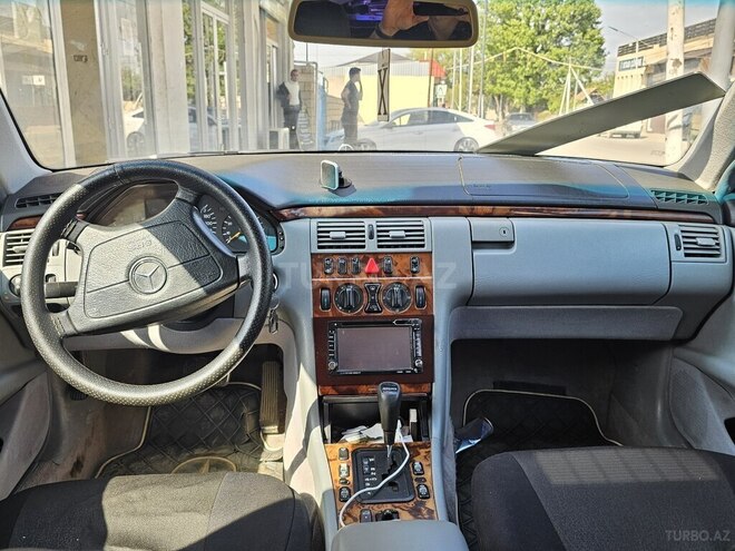 Mercedes E 240-2