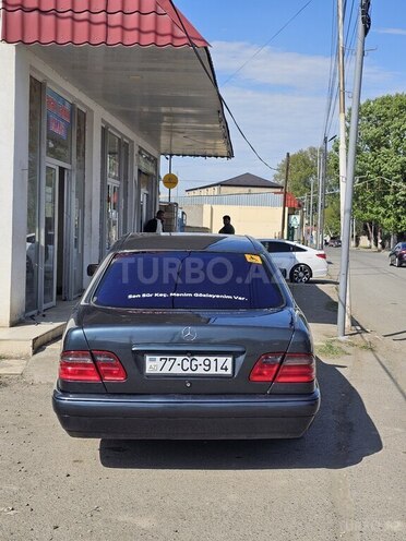 Mercedes E 240-4