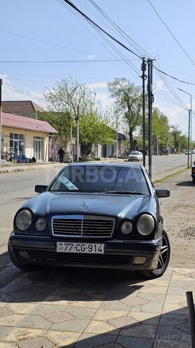 Mercedes E 240-1
