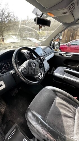 Volkswagen Multivan-12