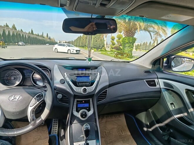Hyundai Elantra-11