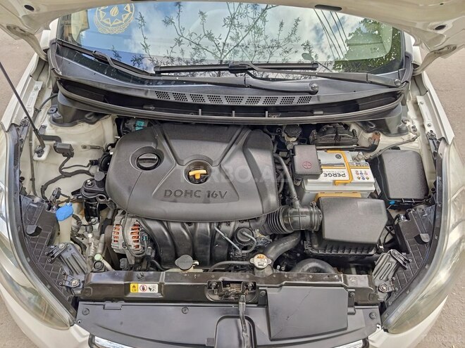Hyundai Elantra-12