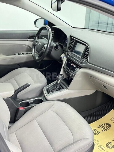 Hyundai Elantra-11