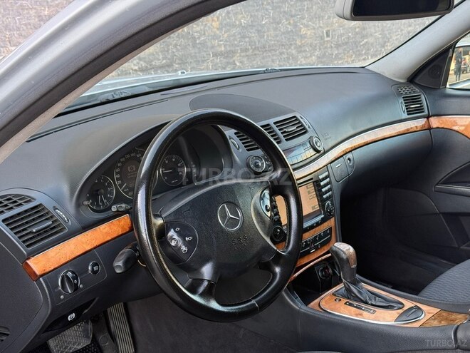 Mercedes E 220-11