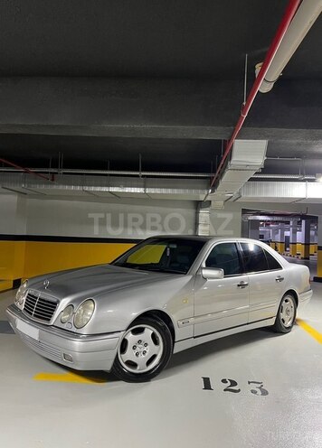 Mercedes E 240-1