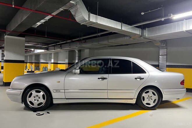 Mercedes E 240-4