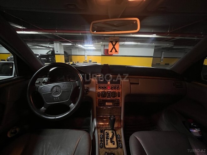 Mercedes E 240-8