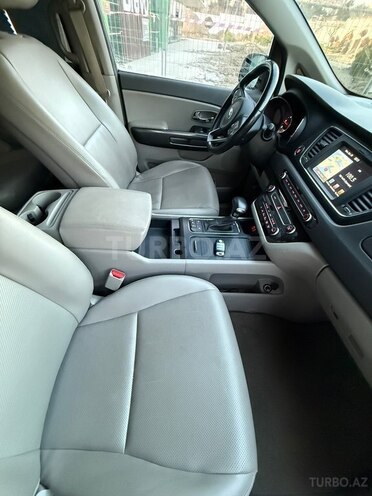 Kia Carnival-5