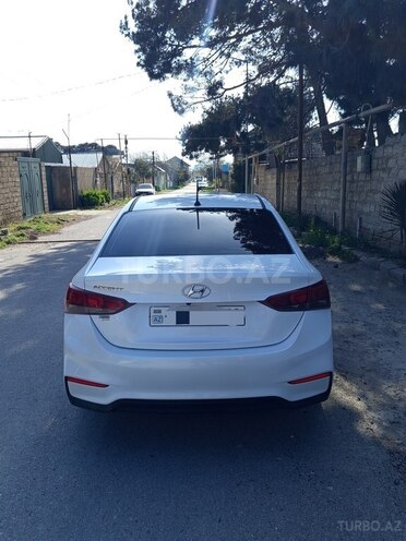 Hyundai Accent-11