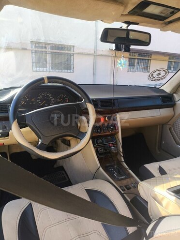 Mercedes E 280-8