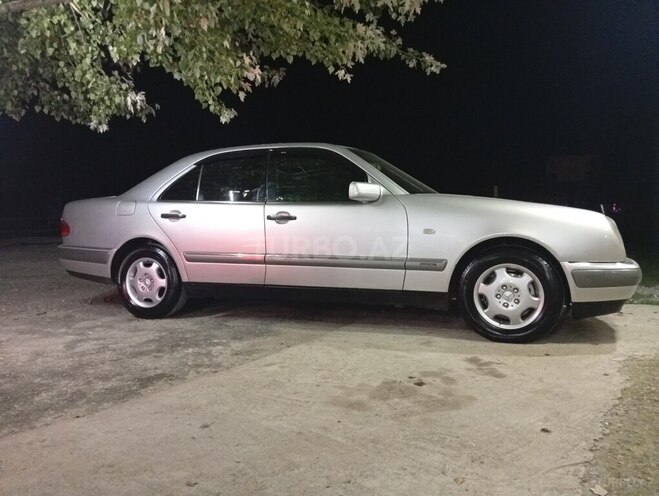 Mercedes E 230-2