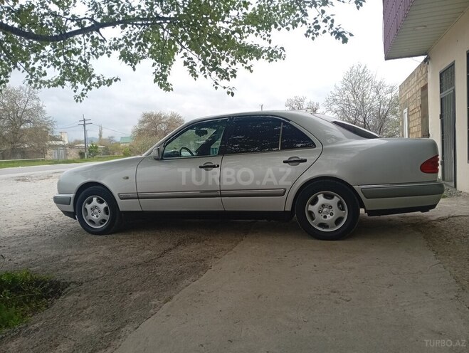 Mercedes E 230-8