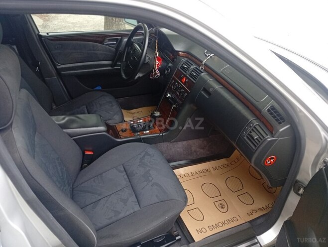 Mercedes E 230-11