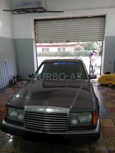 Mercedes 200 E-1