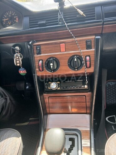 Mercedes 200 E-11