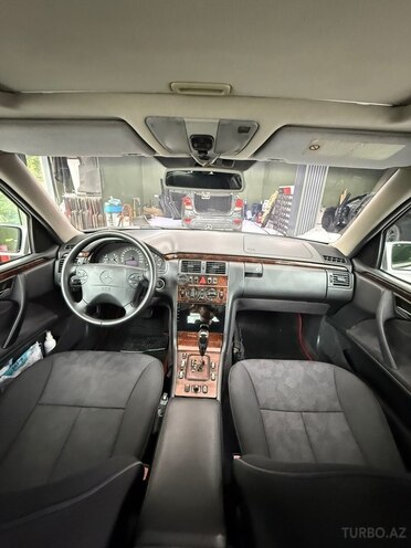 Mercedes E 220-12