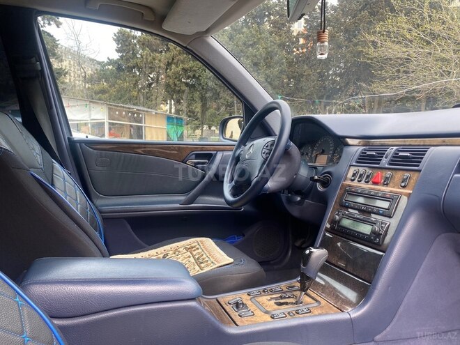 Mercedes E 280 4MATIC-3