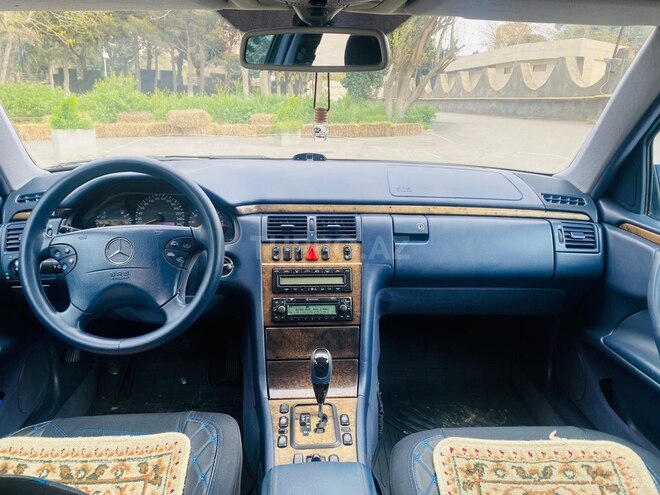 Mercedes E 280 4MATIC-5