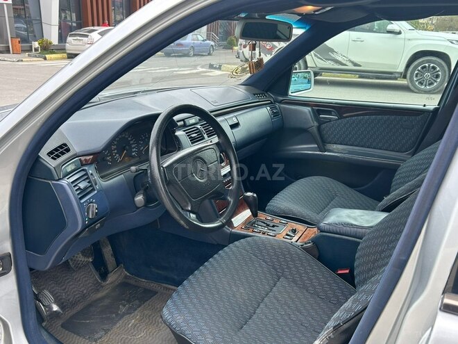 Mercedes E 240-4