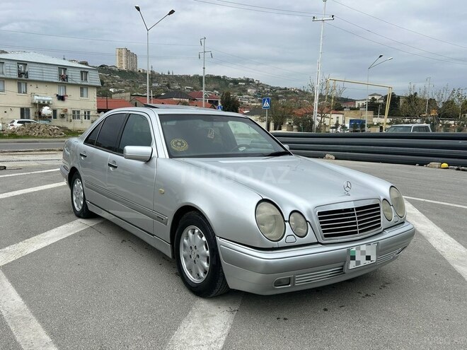 Mercedes E 240-1