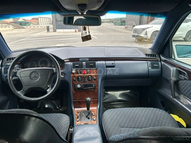 Mercedes E 240-5