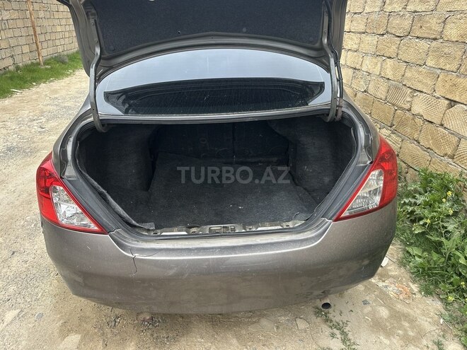 Nissan Versa-6