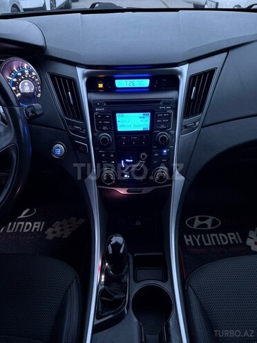 Hyundai Sonata-12