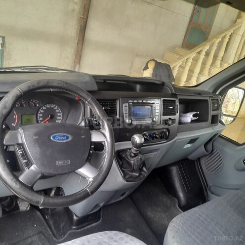 Ford Transit-12