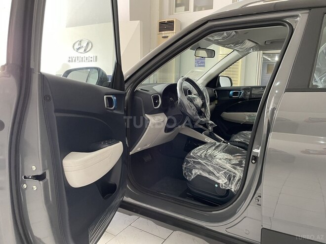 Hyundai Venue-10