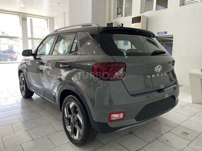 Hyundai Venue-8