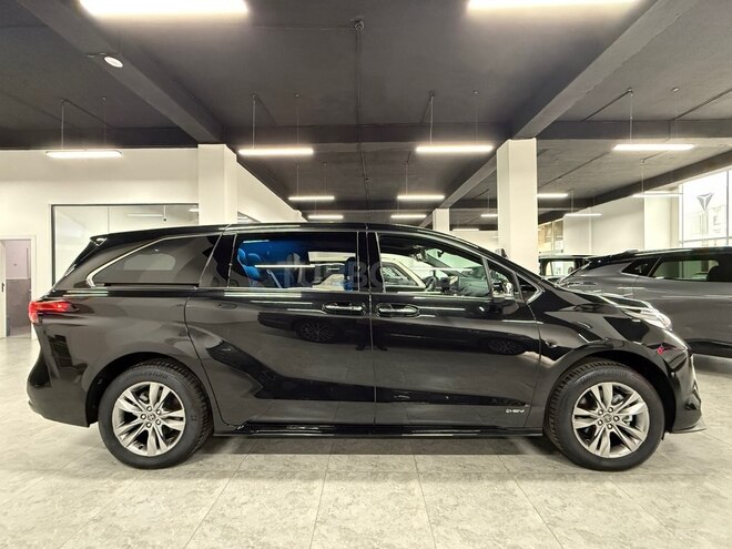 Toyota Sienna-11