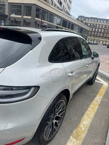 Porsche Macan-4