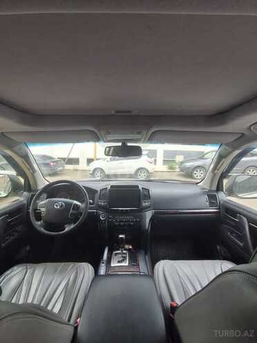 Toyota Land Cruiser-9