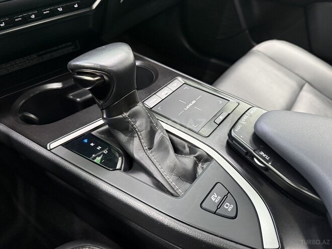 Lexus UX 250h-14