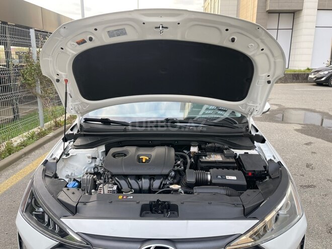Hyundai Elantra-17