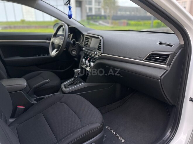 Hyundai Elantra-13