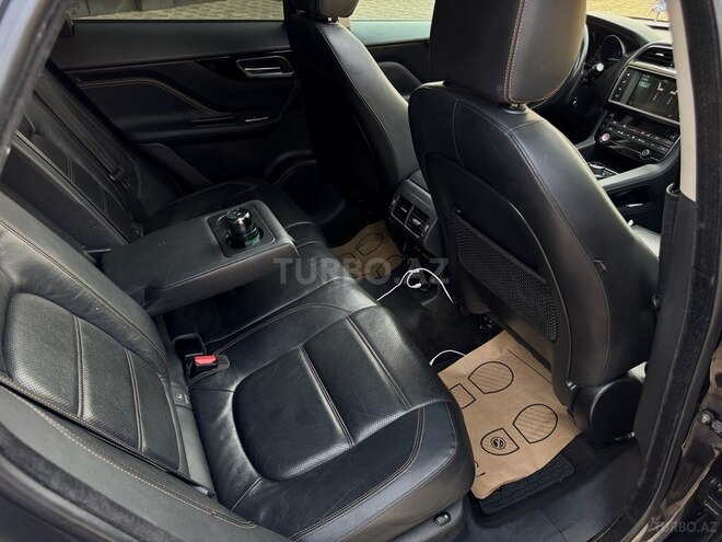 Jaguar F-Pace-13
