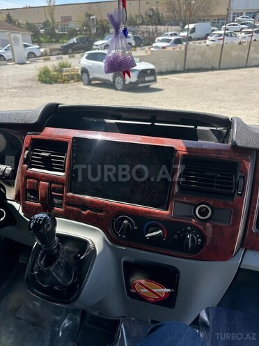 Ford Transit-9
