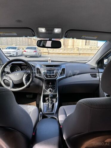 Hyundai Elantra-11