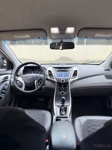 Hyundai Elantra-13