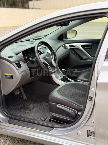 Hyundai Elantra-9
