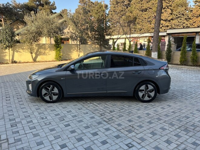 Hyundai IONIQ-8