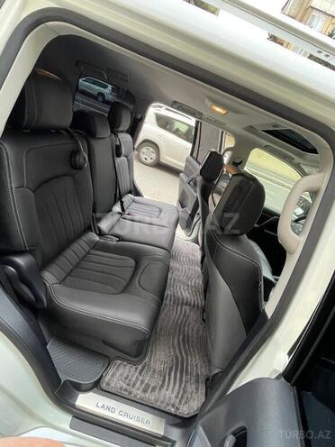 Toyota Land Cruiser-7