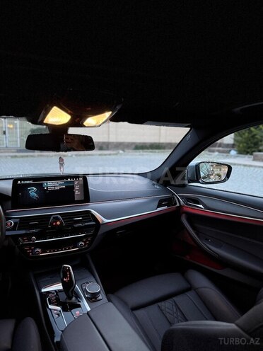 BMW 530e-12